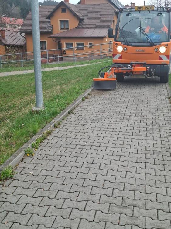 MBPK pořídil nový agresivní kartáč pro efektivní úklid komunikací - fotografie 2