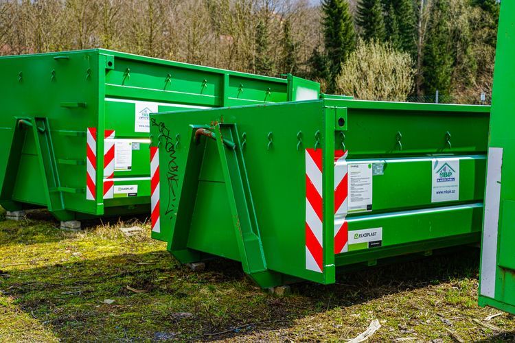 Stažení kontejnerů na bioodpad - fotografie 1