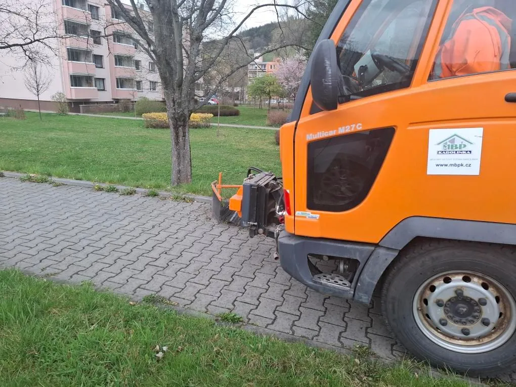 MBPK pořídil nový agresivní kartáč pro efektivní úklid komunikací - cover